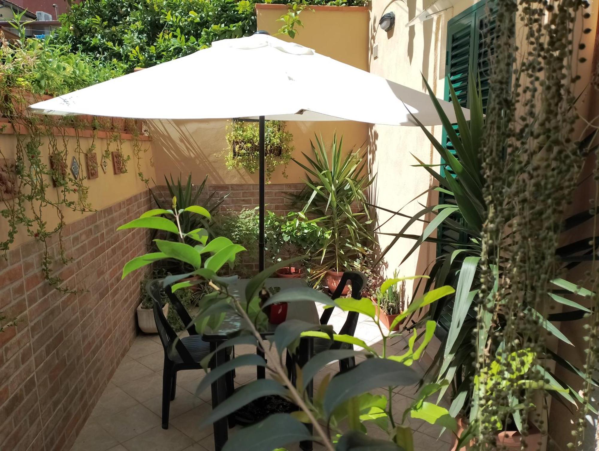 Апартаменти Il Piccolo Eden - Private Garden Ліворно Екстер'єр фото